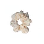 Lastik Toka, İncili Çiçekli – Çiçek Desenli Kumaş Scrunchie, Şık ve Yumuşak Saç Tokası (Krem Rengi)