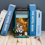 LED Işıklı Booknook Kitaplık Maketi – Antika Sayfalar Tasarımı – Ahşap Minyatür Kitap Köşesi – Kendin Yap DIY Hobi Kiti – Dekoratif Minyatür Set