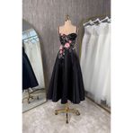 Lenta Moda Siyah Üç Boyutlu Dantel Kaplama Midi Boy Lizbon Saten Abiye ve Gece Elbisesi