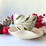 Libra Seramik Özel Tasarım Tabak ve Fincanıyla, Yaprak ve Mavi Çiçeklerle Süslenmiş Seramik Kahve Fincanı , Kulpsuz Tabaklı Doğa Temalı Kahve Fincanı, Espresso Fincanı - 90 ml - Beyaz