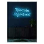 “Life İs Not Perfect But Your Nails Can Be.”Yazılı Neon Tabela