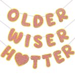LITAUS, Older Wiser Hotter Banner - Önceden Çekilmiş, 2,7 m, 3'lü Paket | Kadınlar için Komik Pembe Altın Doğum Günü Afişi | Doğum Günü Dekoru için Mutlu Yıllar İşareti, Arka Plan | Doğum Günü Partisi