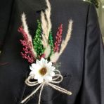 Lora Davet Damat Ve Arkadaşları İçin Yaka Çiçeği