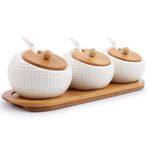 Lucky Goddness Porselen Baharat Kavanozu Kapaklı Baharat Kabı - Bambu Kapak Tutucu Nokta, Seramik Servis Kaşığı, Ahşap Tepsi Eviniz, Mutfak, Tezgahınız için En İyi Çömlekçilik Tenceresi. Beyaz, 170 ML (6.5 oz), 3'lü