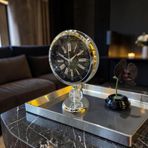 Lüks Kristal Ayaklı Masa Saati – Metal Kasa, Dekoratif Saat, Modern Salon & Ofis Aksesuarı