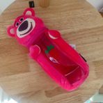 Luoxinguo Çilek Ayı Disney Peluş Kalem Kutusu Kalemlik Popüler Kız Erkek Dikiş Şeffaf Saklama Çantası Hediye Okul Ofis Kırtasiye Kawaii Kalem Çantası (Yurt Dışından) - Renkli - Kalem Kutuları