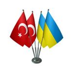 Masa Üstü Ukrayna Bayrağı Türk Bayrağı Dörtlü Krom Direk Masa Bayrak Seti