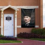 Mavi Gözlü Gazi Mustafa Kemal Atatürk - Modern Takım Elbiseli Kalpaklı Poster Bayrak 100x150 cm - Renkli