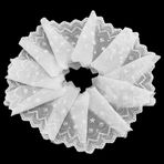 MAYJOYDIY 13.7m Beyaz Çiçek Pamuk Kuşgözü Dantel Şerit 13 cm Geniş Dalgalı Kenarlı Çiçek Nakış Kuşgözü Dikiş Trim Fırfır Dantel Trim Elbise Yastık Bebekler Evcil Hayvan Giysileri Çanta Dikiş