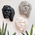 Mes Reves Design Ellerle Sıkılmış Renkli İnsan Yüzü Dekoratif Duvar Heykeli 3 Lü Set Biblo Obje Ev Dekorasyon