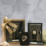 mevlidimvar Hediyelik Masaüstü Lüks Ahşap Saatli Kuran Kabı, Kadife Kuran, Gold Kutulu (25×23) Set