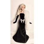 MIA WARDROBE OYUNCAK BEBEKLER İÇİN BEYAZ KÜRKLÜ SİYAH KADİFE ELDİVENLİ ELBİSE