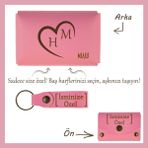 Miaju Açık Mavi, Bir Kalp, Bir Sevda! Sevgilinize Özel Tasarım Isme ve Harfe Özel Cüzdan & Anahtarlık Seti - Pembe