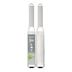 Microplane Profesyonel seri – Zester rendesi. Şık paslanmaz çelik tasarım. Parmesan, zencefil, narenciye, çikolata, muskat veya tarçın gibi sert peynirler için mükemmel. Paslanmaz çelik bıçak - ABD'de