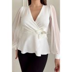 MODA AMORE Drapeli Tasarım Çiçek Broşlu Kruvaze Kesim Kadın Bluz 036, Beyaz, S