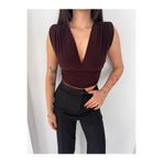 MODA Kadın Vatkalı Kolsuz V Yaka Drapeli Crop Bluz Likralı Fit - Kahverengi