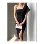 ModaLy Moda ESNEK SCUBA KUMAŞ SİYAH RENK OMUZ DETAY YIRTMAÇLI VE KUŞAKLI MİDİ BOY ABİYE ELBİSE 581705