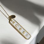Mojo Jewellery Kişiye Özel Harfli Çelik Şans Plakası Kolye – Gold & Beyaz