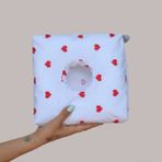 MOONZY Minimalist & Cozy KARE Piercing Yastığı Yıkanabilir Kılıflı Kulak Boşluklu Yastık Piercingli Kulak İçin Yastık - Beyaz - Kırmızı - 23 x 23 cm