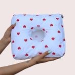 MOONZY Minimalist & Cozy Piercing Yastığı , Dikdörtgen (26x30 cm)Mini Kalp Desenli , Yıkanabilir Kılıflı , Kulak Yastığı, Konforlu Uyku Için Özel Tasarım Kulak Koruyucu Delikli Yastık - 26 x 30 cm - Beyaz - Kırmızı