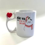Mor Mürekkep Bir Yıl Değil Her Yıl Yan Yana Penguen Baskılı Dönen Kalp Figürlü Yılbaşı Kupası - Açık Gri - Beyaz - 200 ml