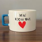 Mor Mürekkep Iyi Ki Kocam Var Baskılı Mavi Kulplu C Sevgililer Günü Fincanı - Açık Gri - Beyaz - 200 ml