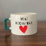 Mor Mürekkep Iyi Ki Kocam Var Baskılı Yeşil Kulplu C Sevgililer Günü Fincanı - Açık Gri - Beyaz - 200 ml