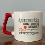 Mor Mürekkep Oynatmama Az Kaldı Doktorum Nerede Baskılı Kırmızı Kulplu D Kupa - Açık Gri - Beyaz - 200 ml