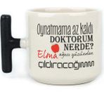 Mor Mürekkep Oynatmama Az Kaldı Doktorum Nerede Baskılı Siyah Kulplu T Kupa - Açık Gri - Beyaz - 200 ml