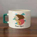 Mor Mürekkep Süper Mom Pelerin Baskılı Yeşil Kulplu C Fincan - Açık Gri - Beyaz - 200 ml