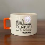 Mor Mürekkep Yanağı Tombik Olanın Baskılı Turuncu Kulplu C Fincan - Açık Gri - Beyaz - 200 ml