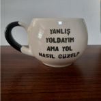 Mor Mürekkep Yanlış Yoldayım Ama Yol Nasıl Güzel Baskılı Balon Kupa - Açık Gri - Beyaz - 200 ml