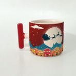 Mor Mürekkep Yılbaşı Gecesi Kızak ve Geyikleri Baskılı Kırmızı Kulplu T Yılbaşı Kupası - Açık Gri - Beyaz - 200 ml