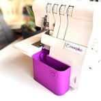 Morpiko Overlok Makinesi Atık Kutusu – Singer 14SH654, 14SH754, 14HD854, HD0405S, S010L Modelleriyle Uyumlu – İplik ve Kumaş Artıkları İçin 3D Yazıcı Üretimi Çöp Kutusu, Mor, Medium