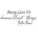 MOVANKRO Never Give Up Because Great Things Take Time - Duvar Çıkartması İlham Verici Sözler Pozitif Slogan El Yazısı Sanat Çalışması Çocuk Odası Ofis Dekorasyonu