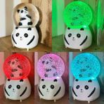 Müzikli Işıklı Kar Küresi Dekoratif Cam Küre Sevgiliye Romantik Hediye Yeni Yıl Doğum Günü Sürprizi Özel Tasarım Kaliteli Konsept Kar Tanecikli Panda Temalı Lüks Hediyelik Snow Globe
