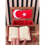 MYK Hediye ve Sanat Atölyesi Ceviz El Işlemeli Kur’an-I Kerim Sandığı Türk Bayraklı Kur’an-I Kerim ve Metal Anahtarlık
