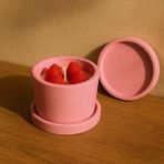 N-E Studio Çilekli Pasta Konseptli Tasarım Mumluk | Kapaklı Soya Mum - Pembe
