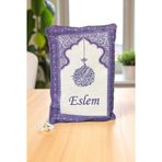 Nakış İşlemeli İsimli Kadife İpek Dokulu Mihrap Desenli Keseli İnci Tesbihli Seccade Mor
