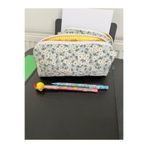 nartella Papatya Desenli Kalem Kutusu – Geniş Hacimli, Fermuarlı Bez Organizer (21×9×7 cm)