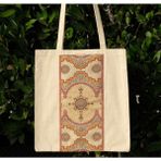 New Bazaar Kanvas Bez Çanta - Dokuma Kumaş Desenli - Iç Cepli ve Cırtlı - 36 x 40 cm - Bej Halı Desenli - Renkli