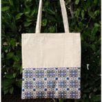 New Bazaar Kanvas Bez Çanta - Dokuma Kumaş Desenli - Iç Cepli ve Cırtlı - 36 x 40 cm - Çini Desenli - Renkli