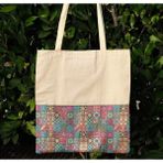 New Bazaar Kanvas Bez Çanta - Dokuma Kumaş Desenli - Iç Cepli ve Cırtlı - 36 x 40 Cm-Küçük Kareli Halı Desenli - Renkli
