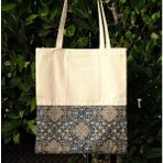New Bazaar Kanvas Bez Çanta - Dokuma Kumaş Desenli - Iç Cepli ve Cırtlı - 36 x 40 cm - Oryantal Halı Desenli - Renkli
