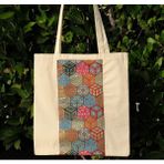 New Bazaar Kanvas Bez Çanta - Dokuma Kumaş Desenli - Iç Cepli ve Cırtlı - 36 x 40 Cm- Renkli Kübik Halı Desenli