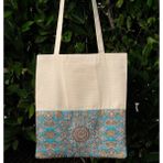 New Bazaar Kanvas Bez Çanta - Dokuma Kumaş Desenli - Iç Cepli ve Cırtlı - 36 x 40 cm - Turkuaz Halı Desenli - Renkli