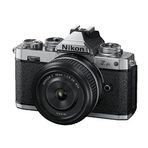 Nikon Z fc KIT Z 28 1:2.8 SPEZ. Edition 20.9 MP OLED Vizör2.36 Milyon Piksel Saniyede 11 Kare Odaklama Asistanlı Hibrit AF, ISO 100-51.200, 4K UHD Video Gümüş Siyah Kamera