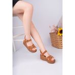 NOSEY SHOES HOPE MODEL HAKİKİ DERİ TABA ÇAPRAZ BANT TOKALI DOLGU TOPUK KADIN GÜNLÜK SANDALET