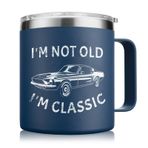NOWWISH Erkekler için Komik Hediyeler, I'm Not Old I'm Classic Kahve Kupası 14 oz, Erkekler için Emeklilik Hediyeleri, Koca, Büyükbaba, Baba için Noel Doğum Günü Hediyeleri (14 oz, Lacivert)