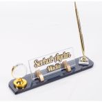 Ofistike Kristal Masaüstü İsimlik ve Kartvizitlik – Altın Renk, Dünya Biblolu, Kabartma Yazılı, 24x12 cm Ofis Aksesuarı